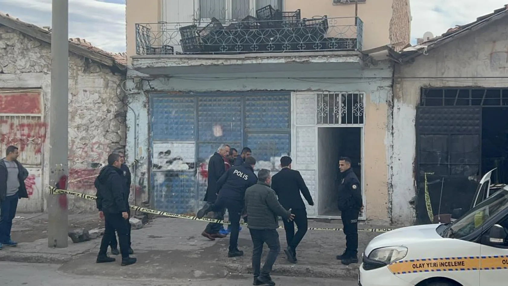 Kız kardeşi ablasını tabancayla öldürülmüş halde buldu