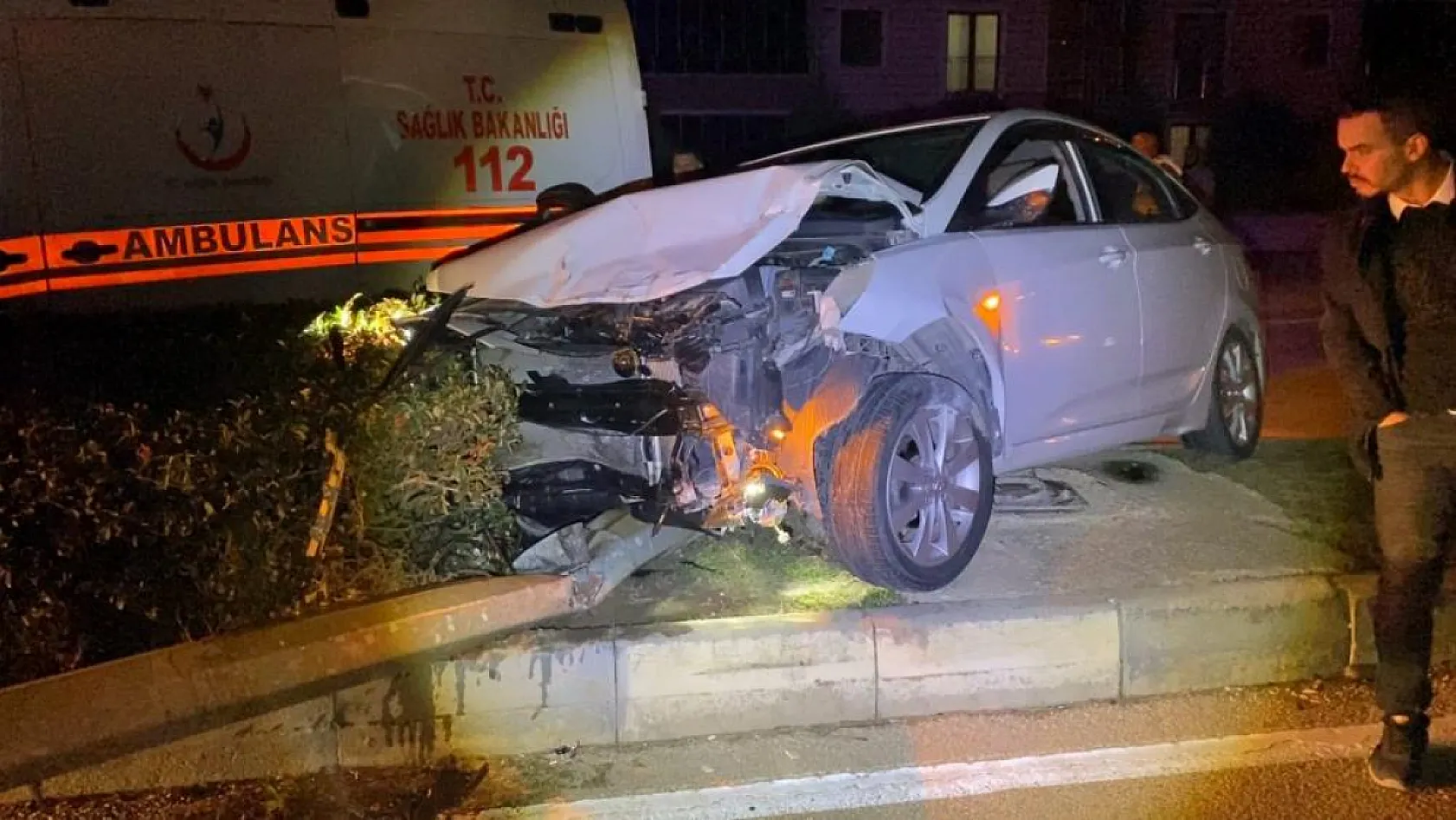 İki otomobil çarpıştı: 4 yaralı