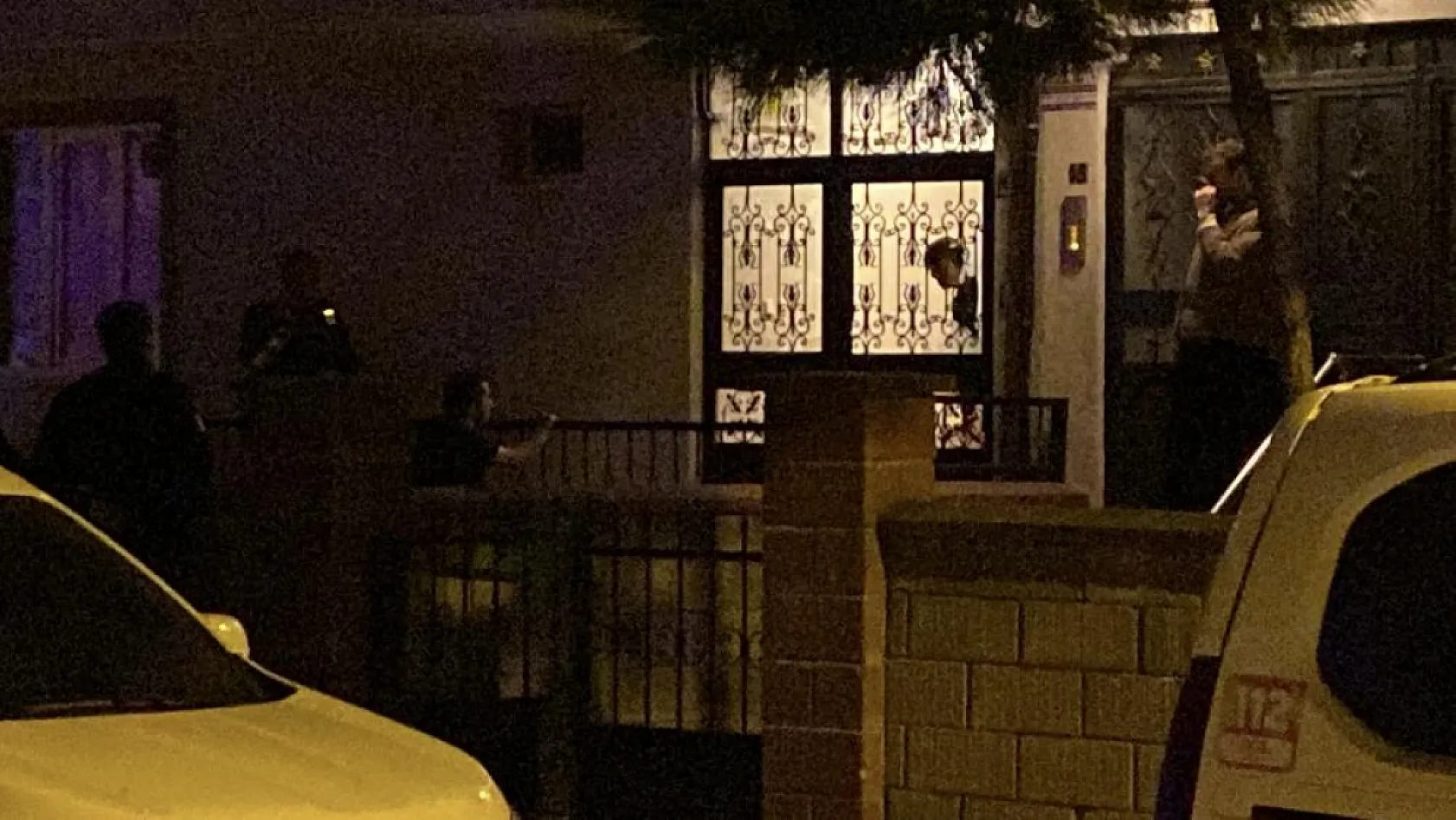 Harçlık alamadığı dedesini bıçaklayarak ağır yaraladı, kendisini apartmana kitledi