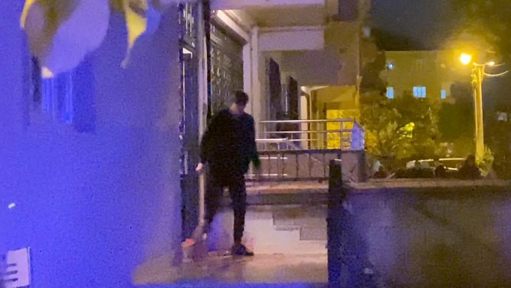 Harçlık alamadığı dedesini bıçaklayarak ağır yaraladı, kendisini apartmana kitledi