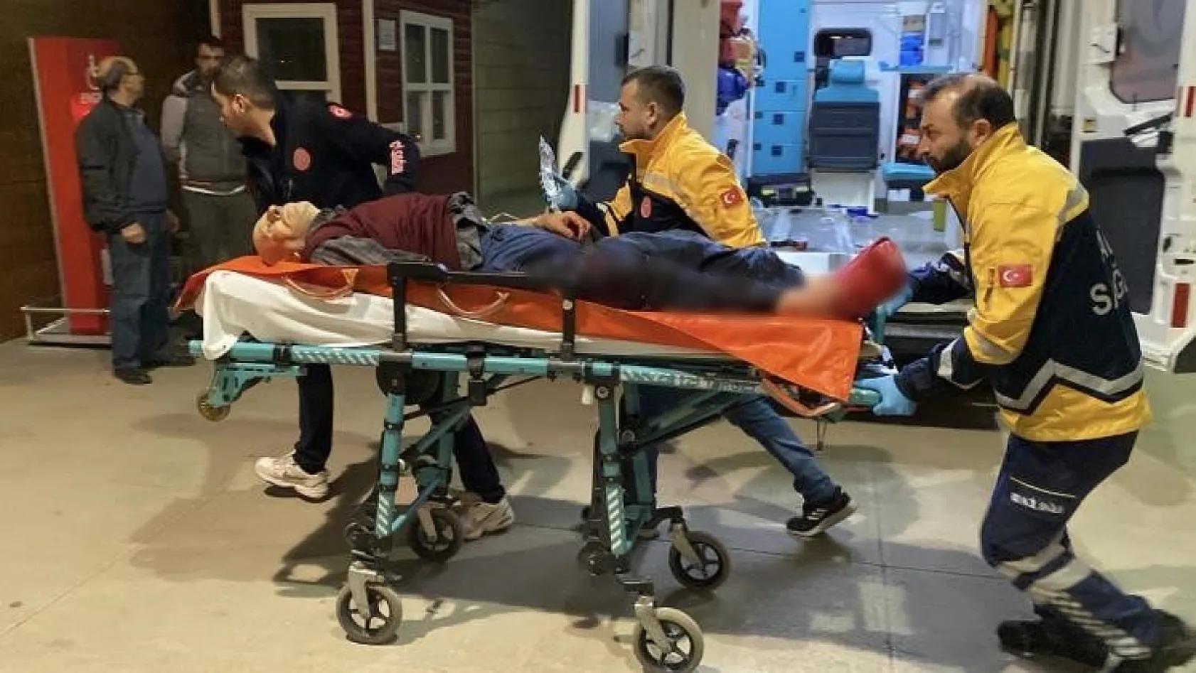 Harçlık alamadığı dedesini bıçaklayarak ağır yaraladı, kendisini apartmana kitledi