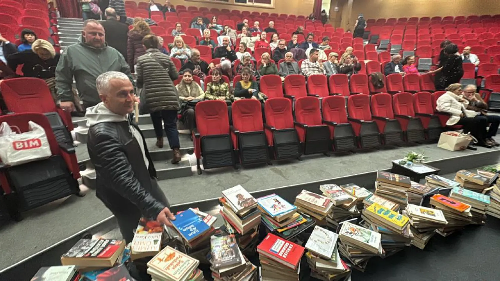 Bu konsere biletle değil, kitapla girdiler