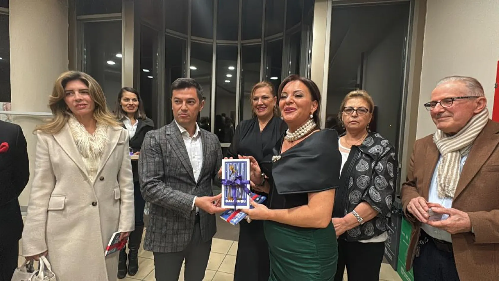 Bu konsere biletle değil, kitapla girdiler