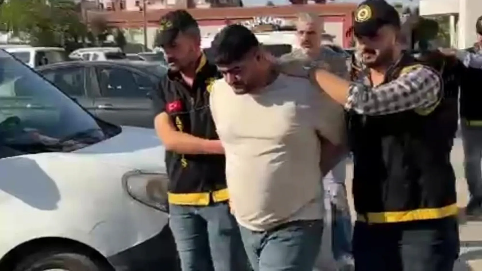 Galericinin evine ve otomobiline silahlı saldırı yapıp 500 bin dolar haraç istediler