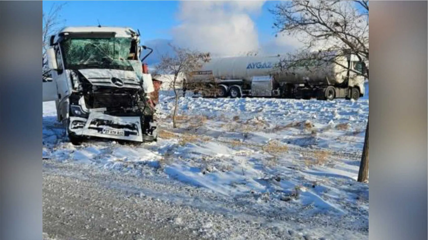Tır, tankere arkadan çarptı: 2 yaralı