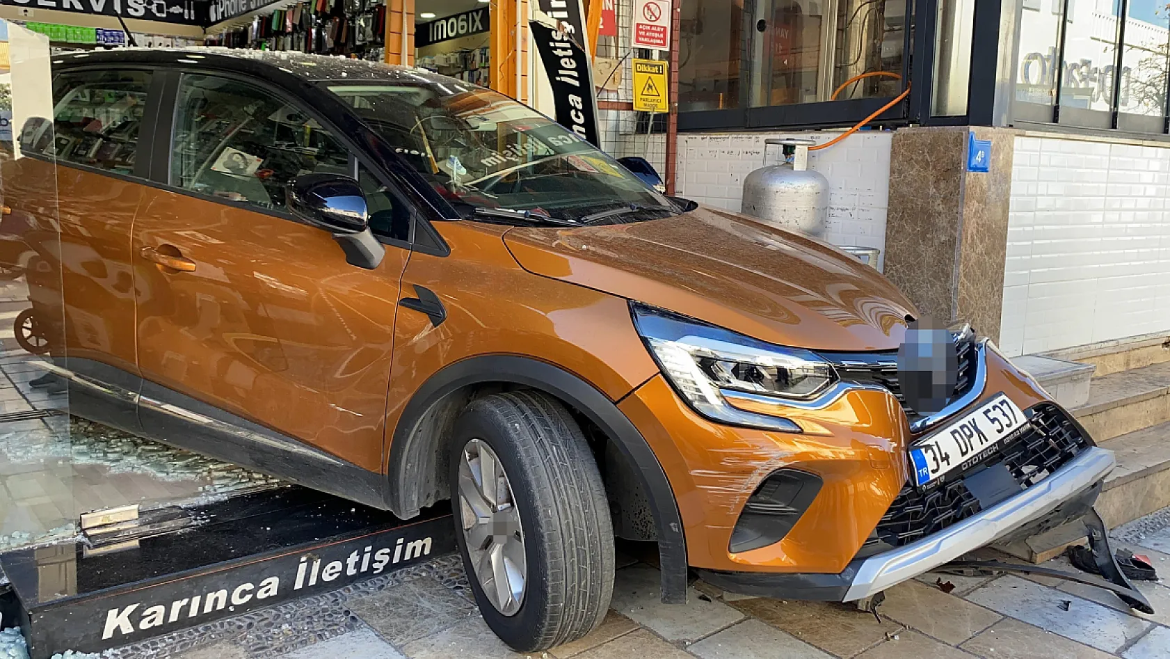 Muğla'da sürücü Otomobille iş yerine girdi
