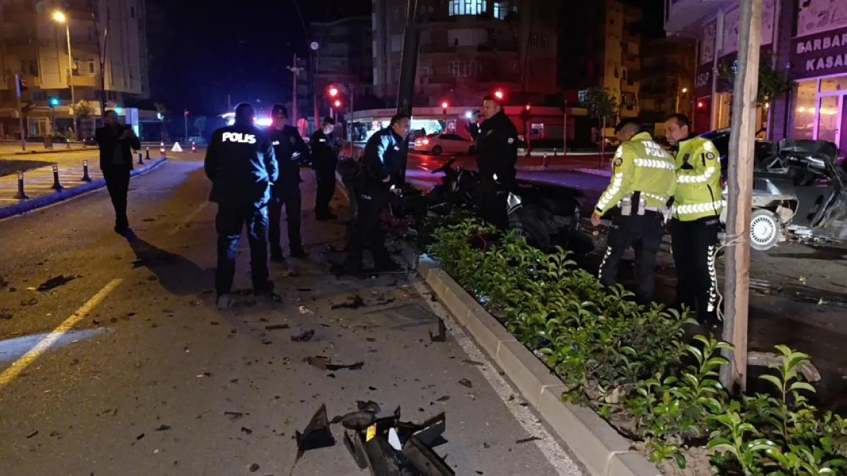 Aydınlatma direğine çarpan otomobil ikiye bölündü 17 yaşındaki genç kız hayatını kaybetti