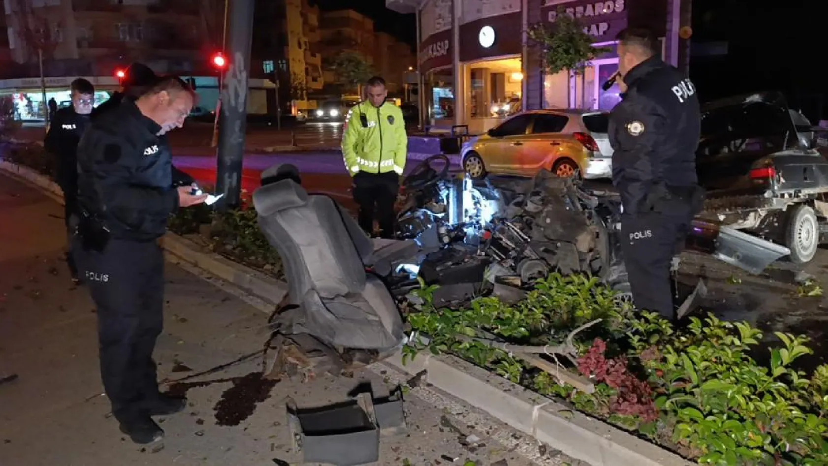 Aydınlatma direğine çarpan otomobil ikiye bölündü 17 yaşındaki genç kız hayatını kaybetti