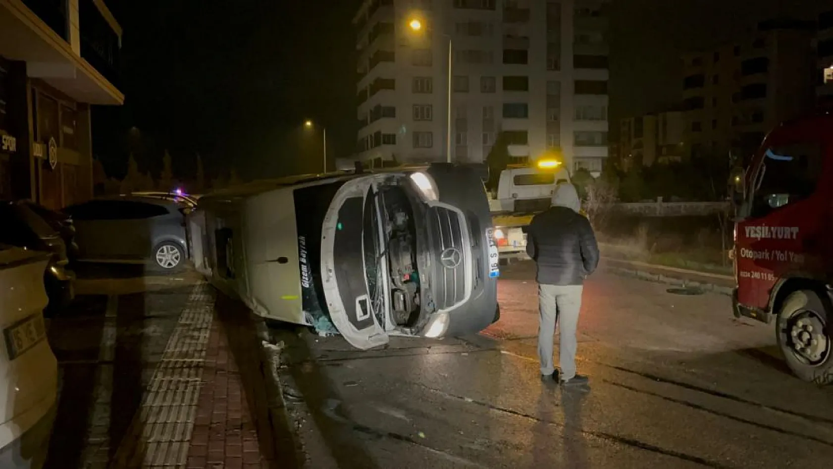 Servis Minibüsü ile Otomobil Çarpıştı, 8 İşçi Yaralandı
