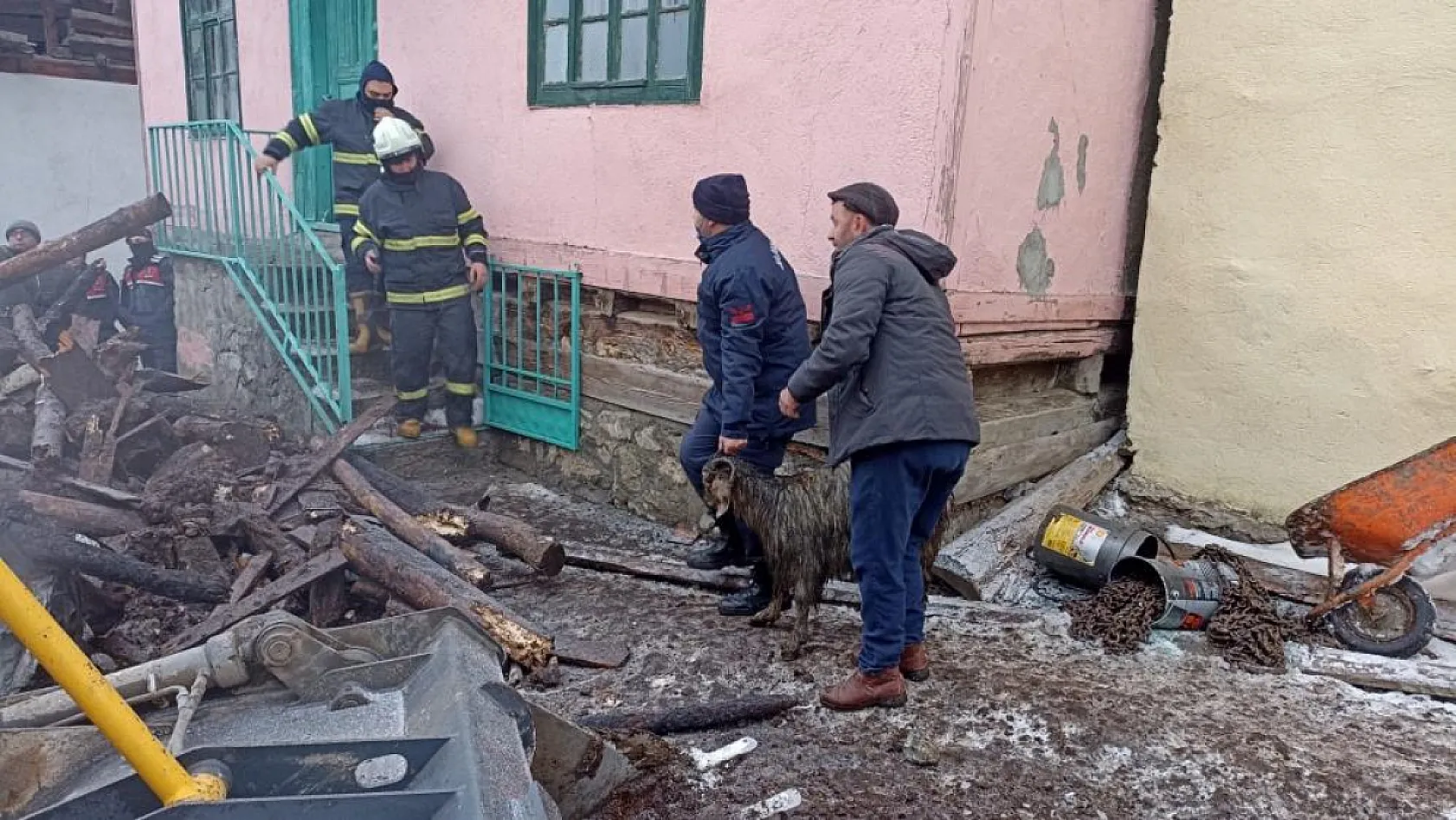 İki katlı ev küle döndü: Evdeki baba ve engelli oğlu aranıyor