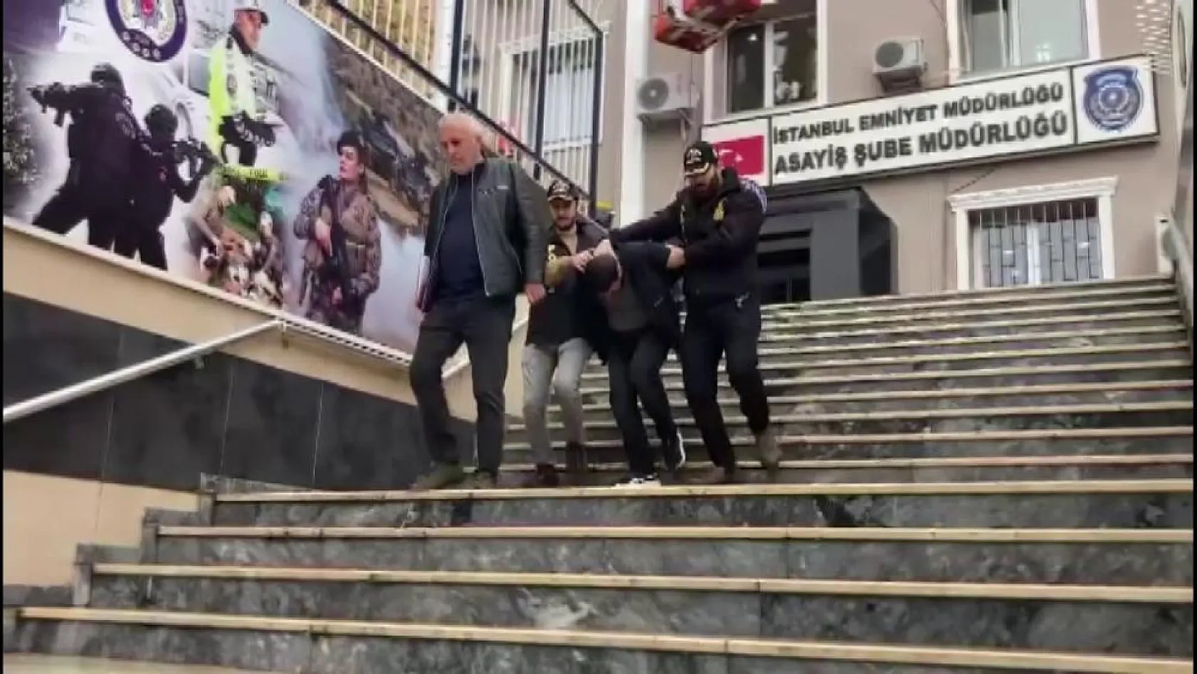 Kuyumcu sahibini darp edip, vitrindeki 2.6 kilo altını çöp poşetine doldurdular