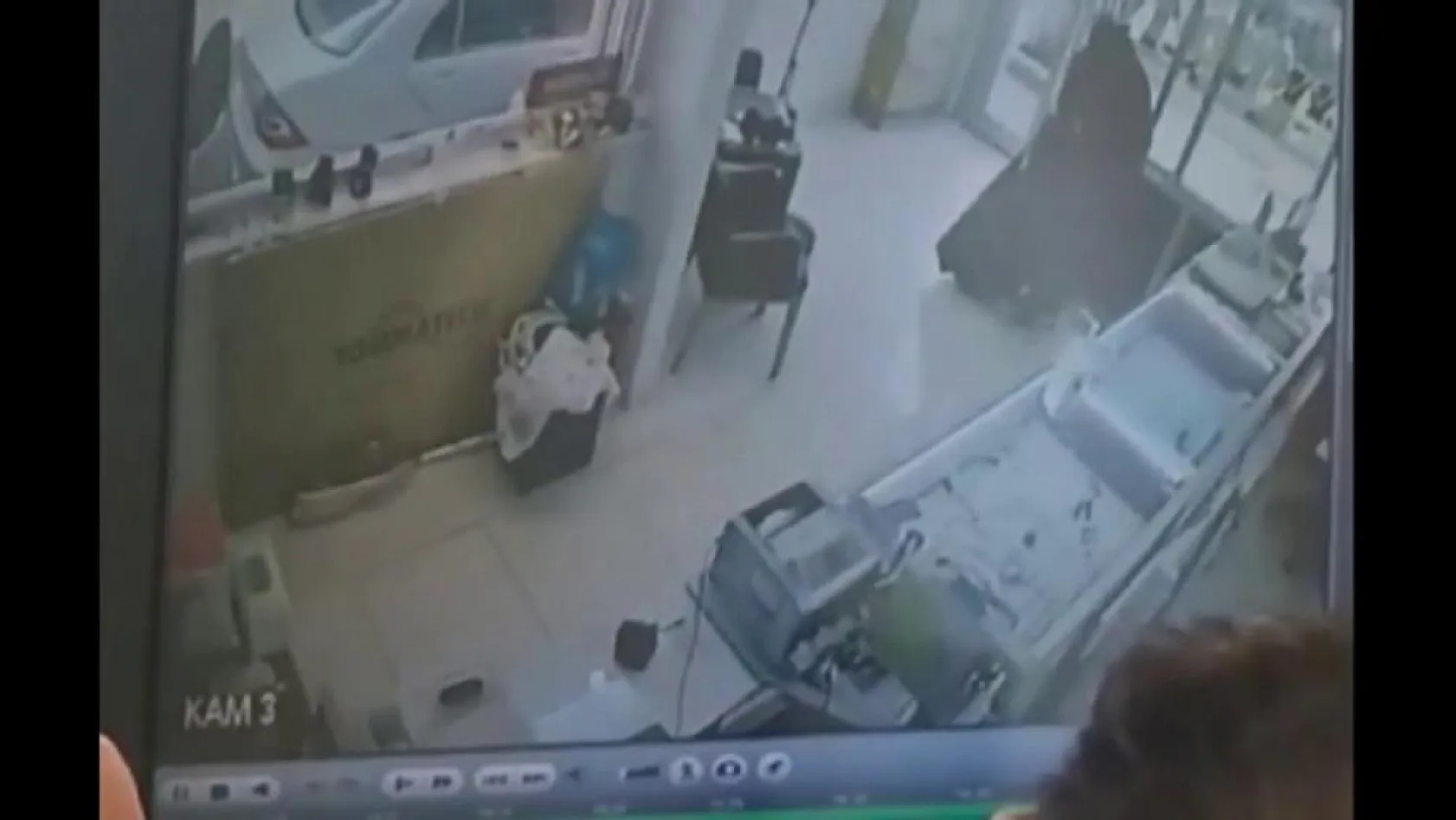 Kuyumcu sahibini darp edip, vitrindeki 2.6 kilo altını çöp poşetine doldurdular
