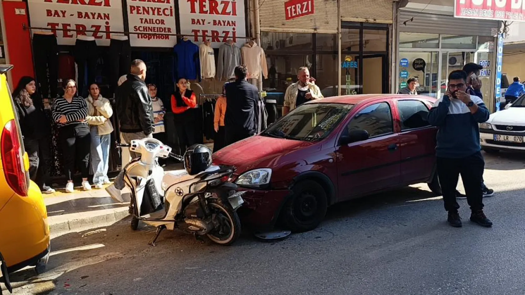 14 yaşındaki motosiklet sürücüsü 3 araca çarptı