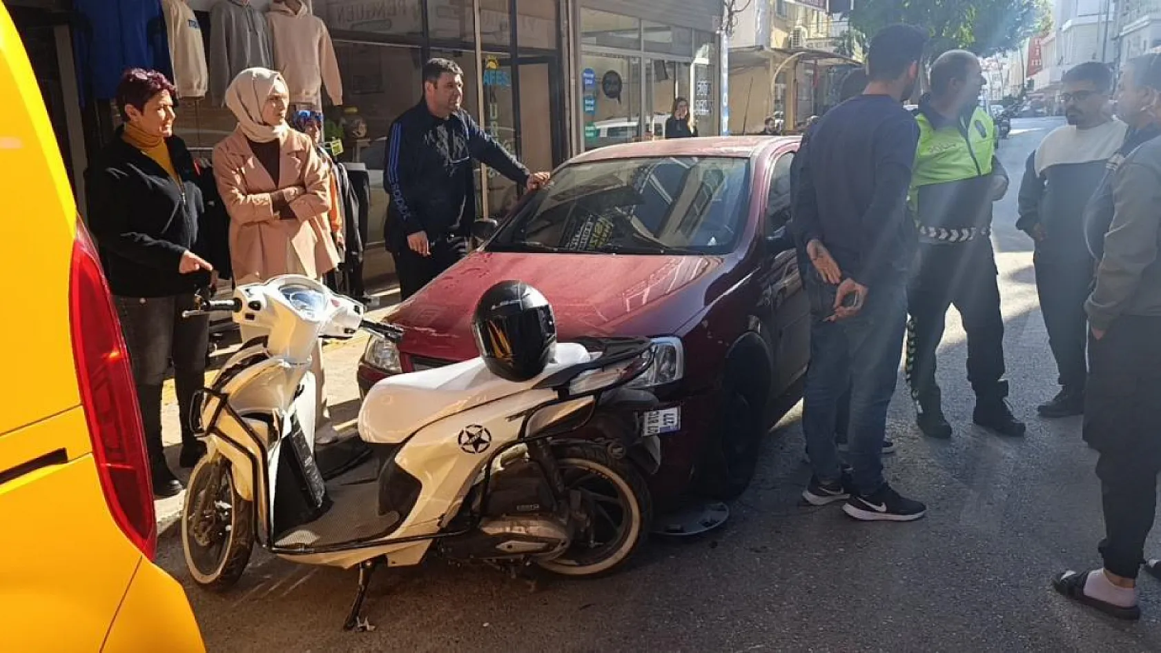 14 yaşındaki motosiklet sürücüsü 3 araca çarptı
