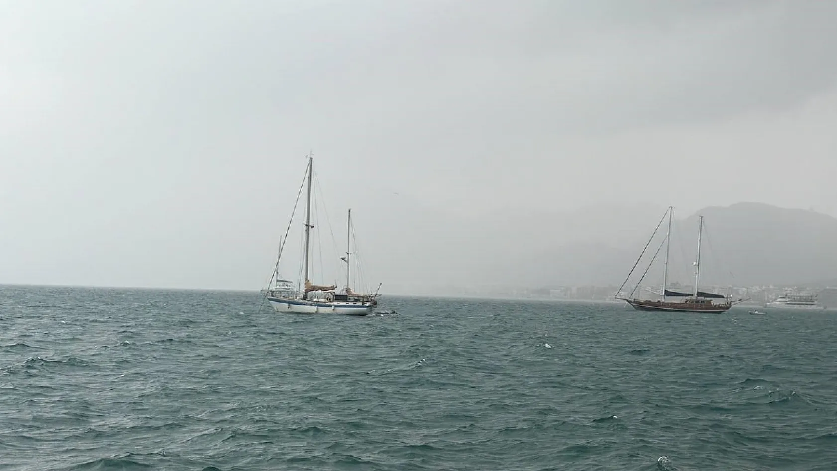 Marmaris'te sağanak etkili oldu, balıkçı teknesi suya gömüldü