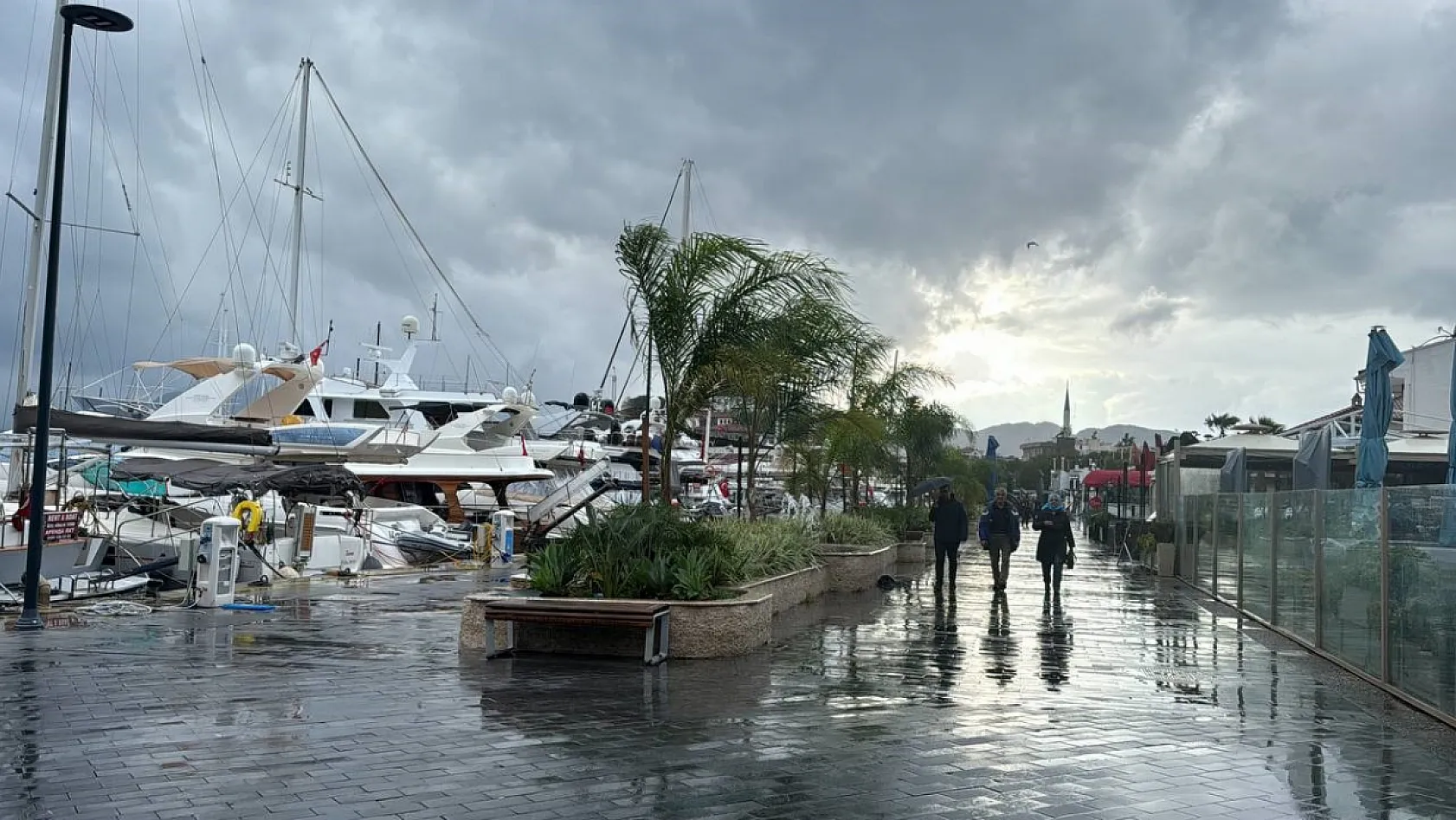 Marmaris'te sağanak etkili oldu, balıkçı teknesi suya gömüldü