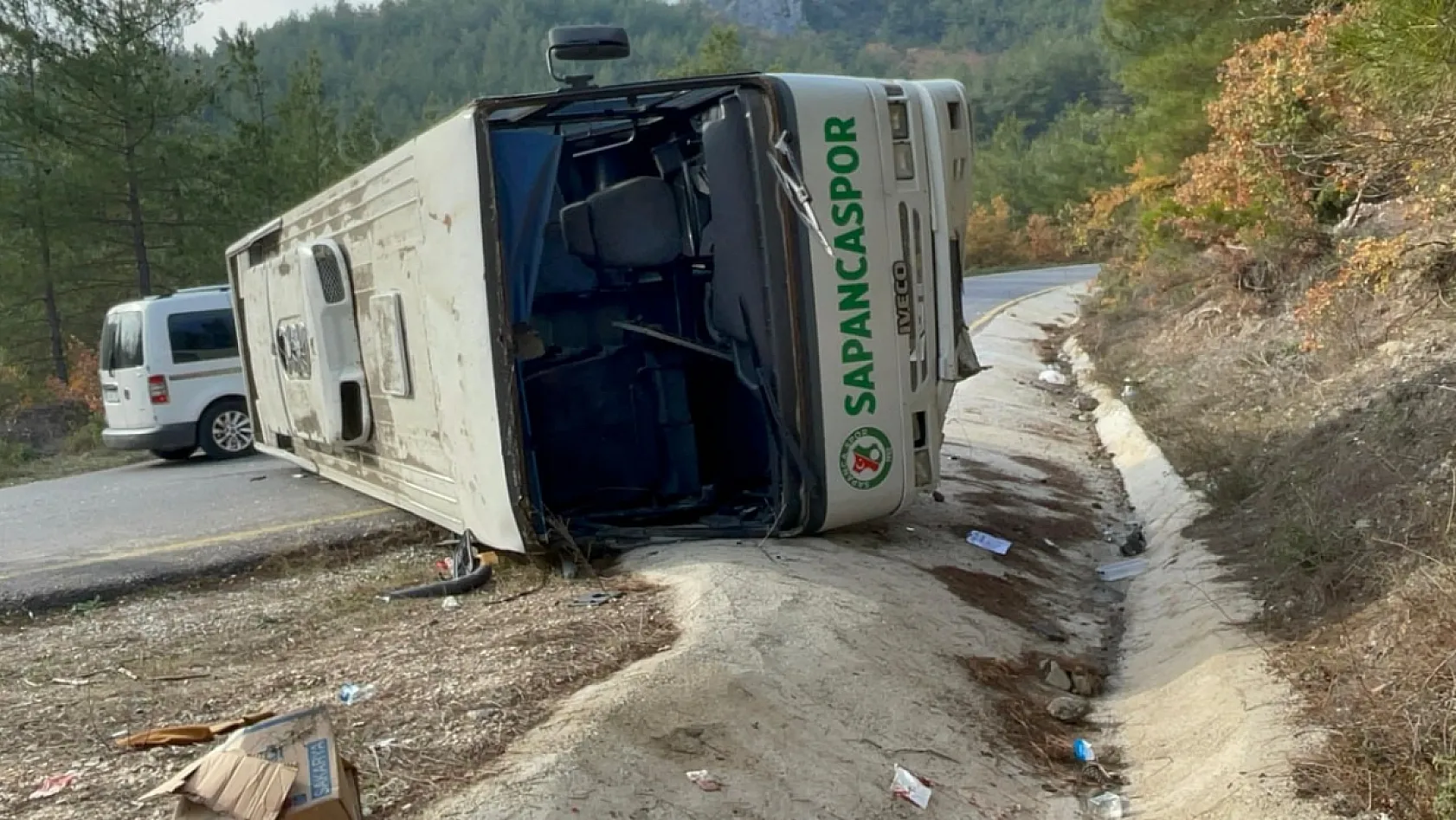 İlkokul öğrencilerini taşıyan midibüs devrildi: 10 Yaralı