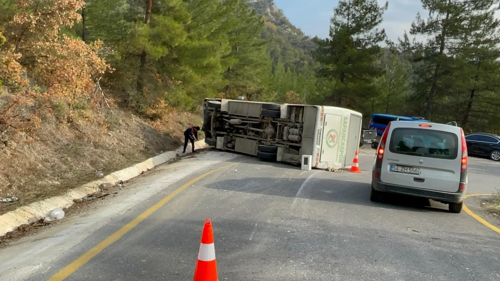 İlkokul öğrencilerini taşıyan midibüs devrildi: 10 Yaralı