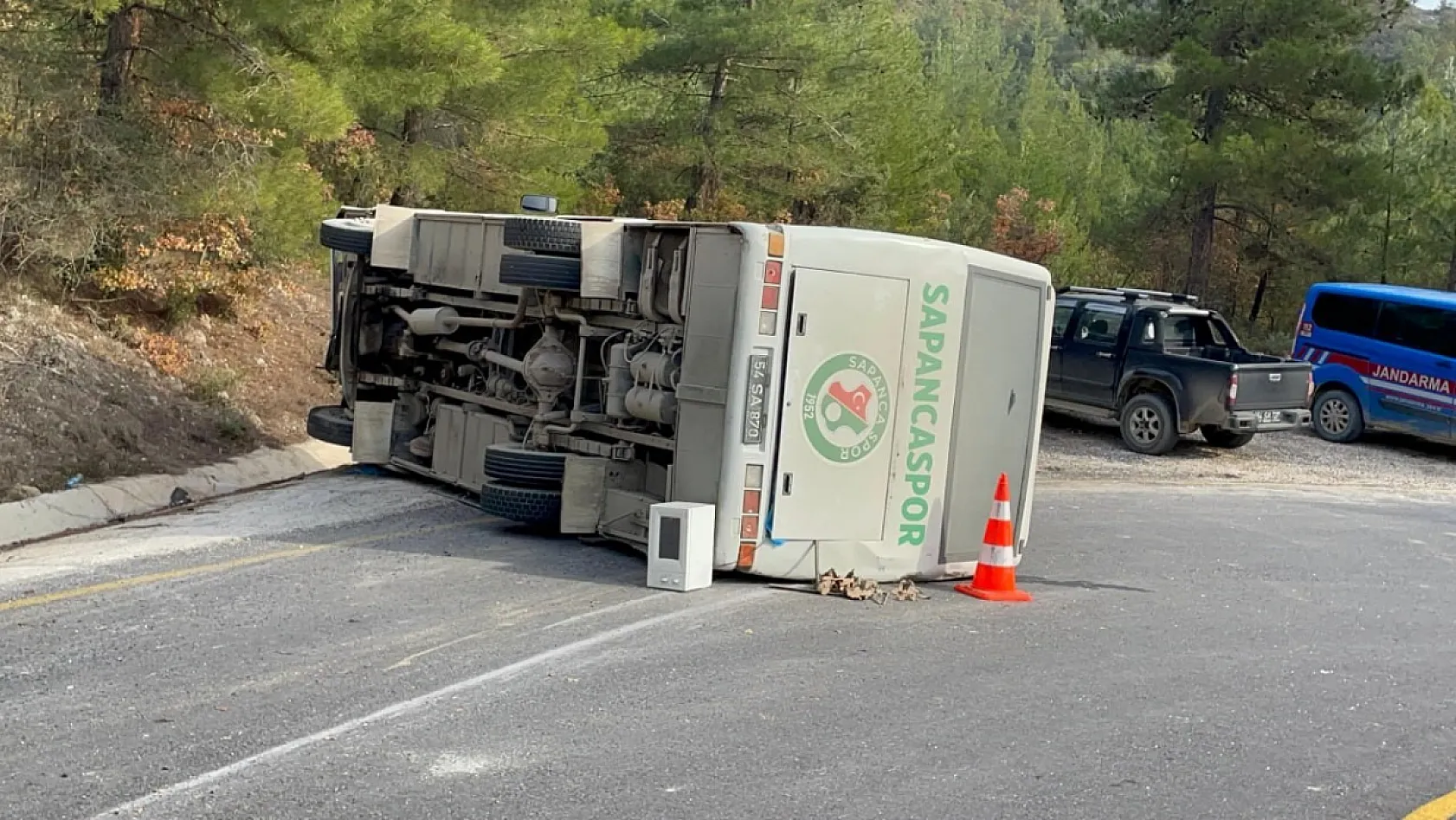 İlkokul öğrencilerini taşıyan midibüs devrildi: 10 Yaralı