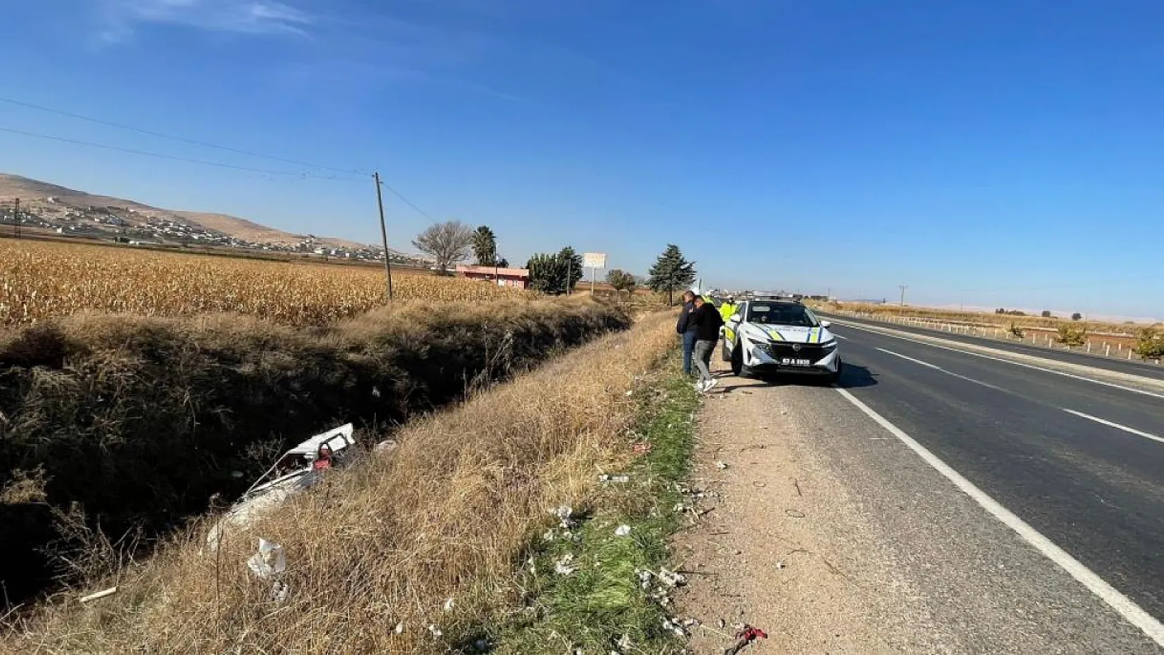 Feci trafik kazası: Otomobil devrildi 5 yaralı