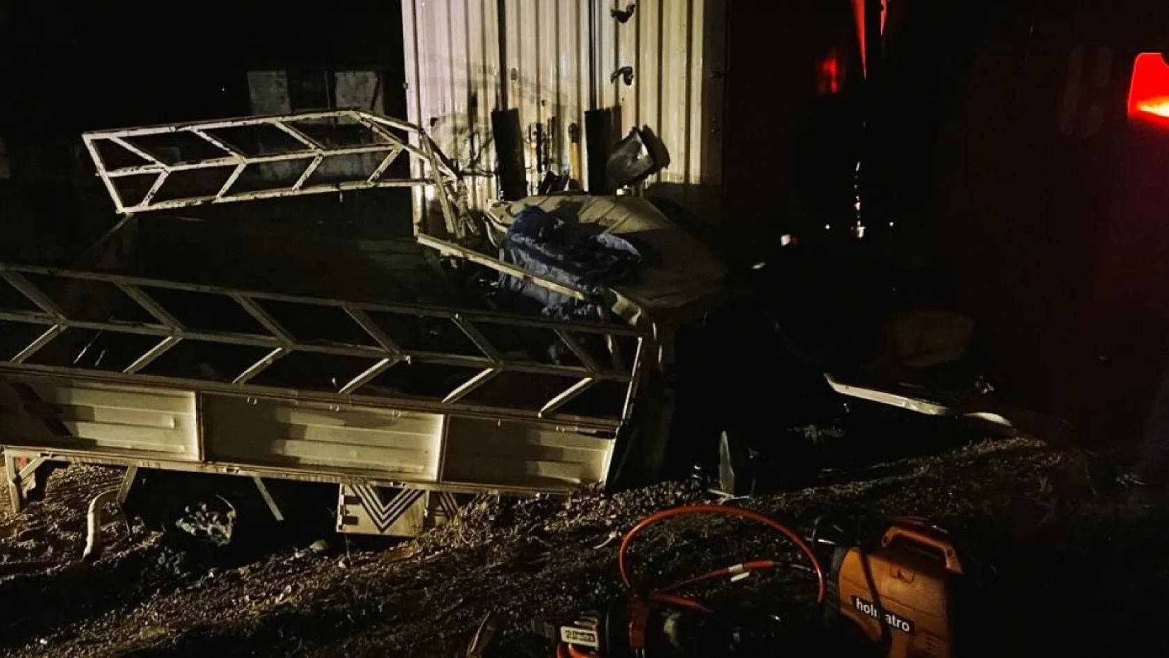 Karşı şeride geçen tır kamyoneti ezdi: 1 ölü, 1 yaralı