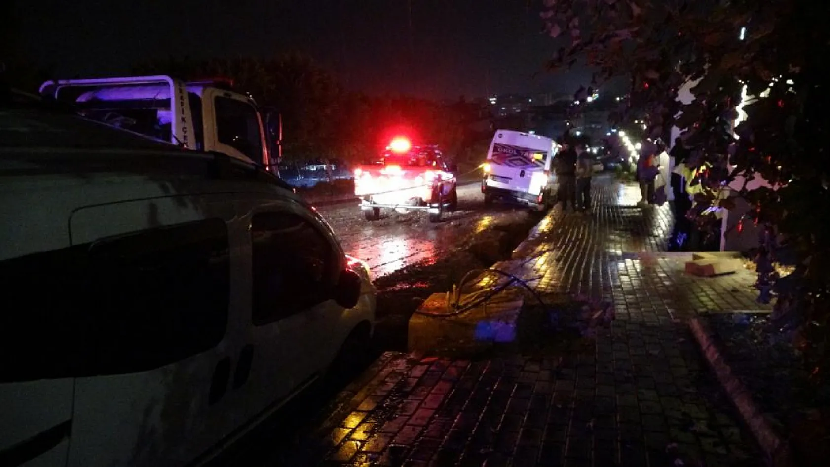 Yağmur, yolu yuttu 3 araç çukurda mahsur kaldı