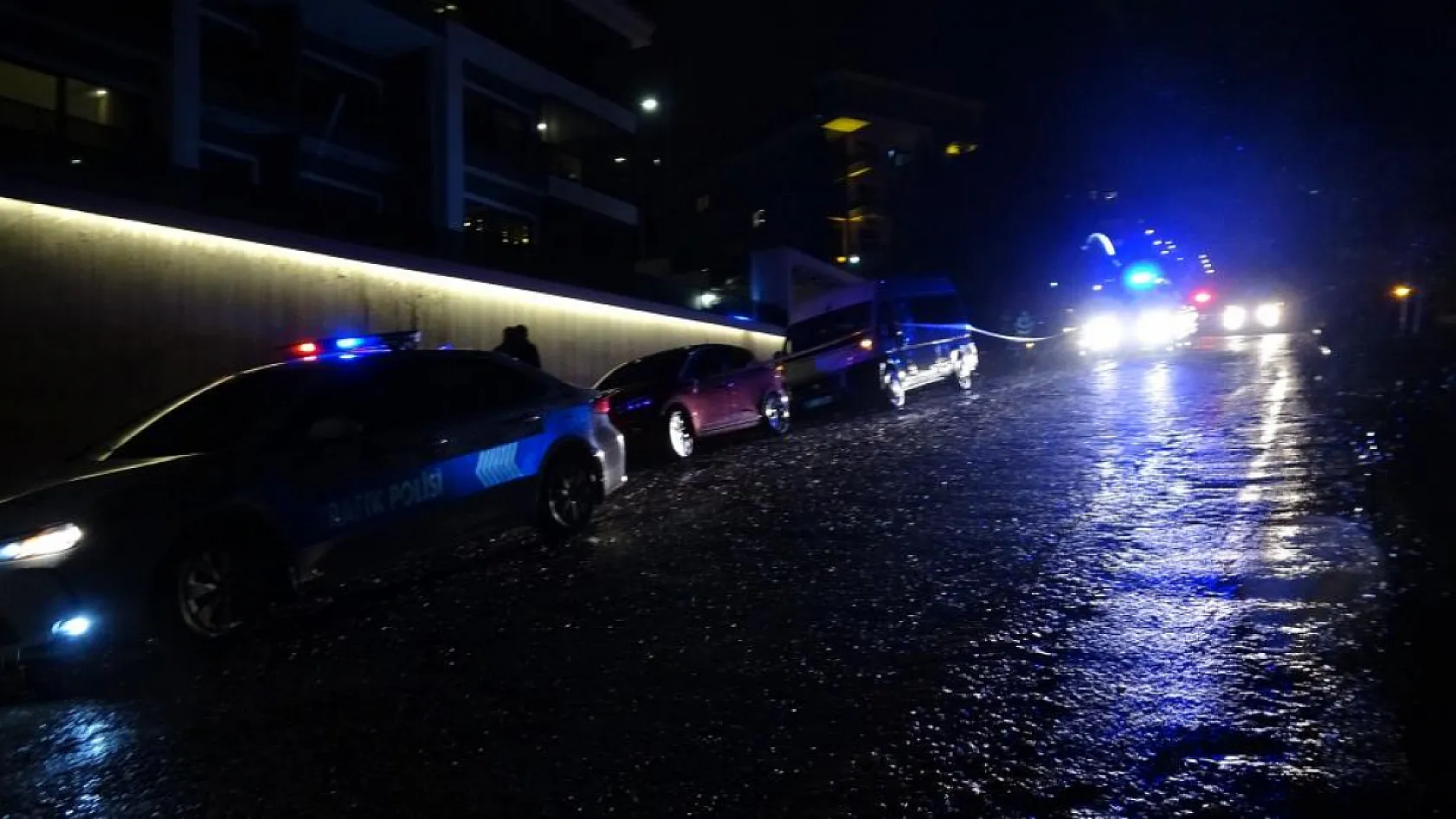 Yağmur, yolu yuttu 3 araç çukurda mahsur kaldı