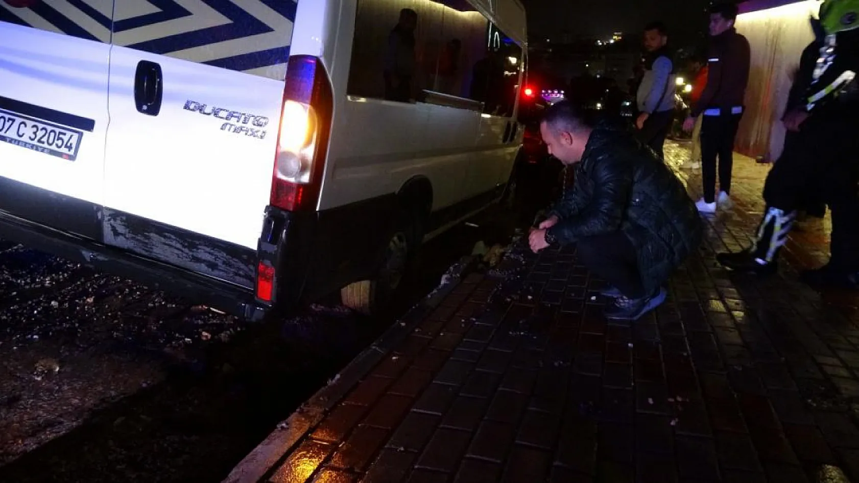 Yağmur, yolu yuttu 3 araç çukurda mahsur kaldı