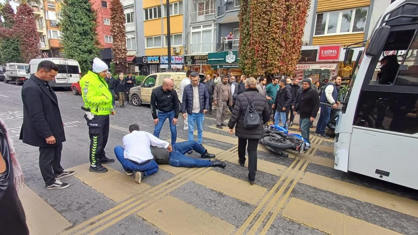 Motosiklet halk otobüsü ile çarpıştı: 1 yaralı