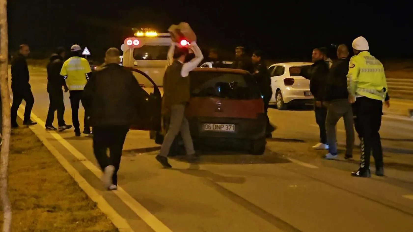 Motosiklet sürücüsü hayatını kaybetti, yakınları çarpan otomobili parçaladı