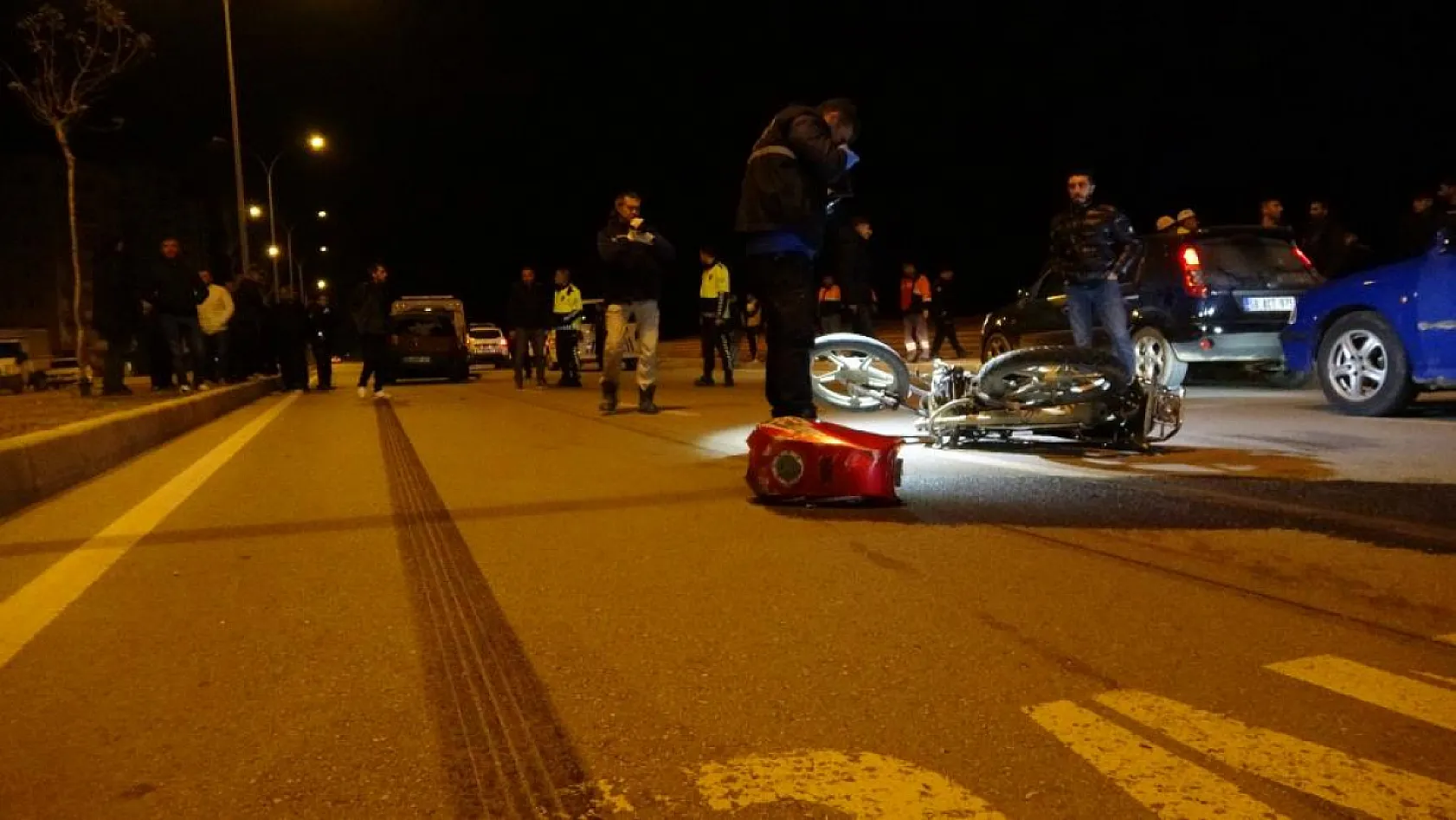 Motosiklet sürücüsü hayatını kaybetti, yakınları çarpan otomobili parçaladı
