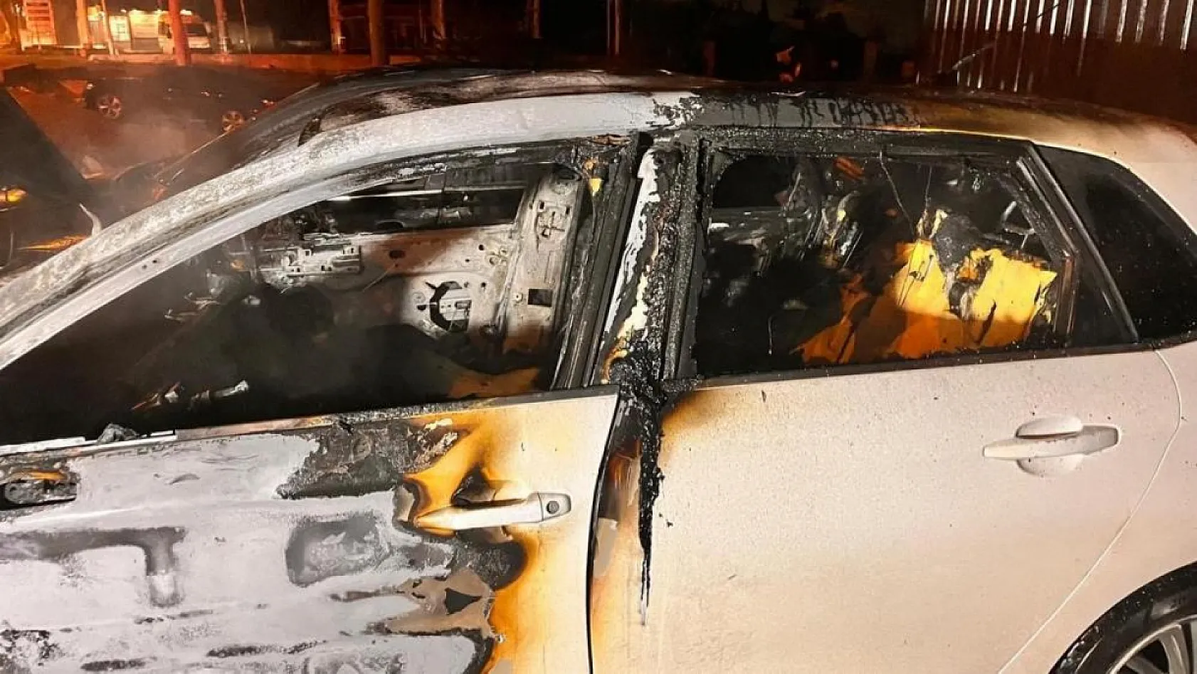 Park halindeki otomobilin kontağını çevirince dehşeti yaşadı: 2 yaralı
