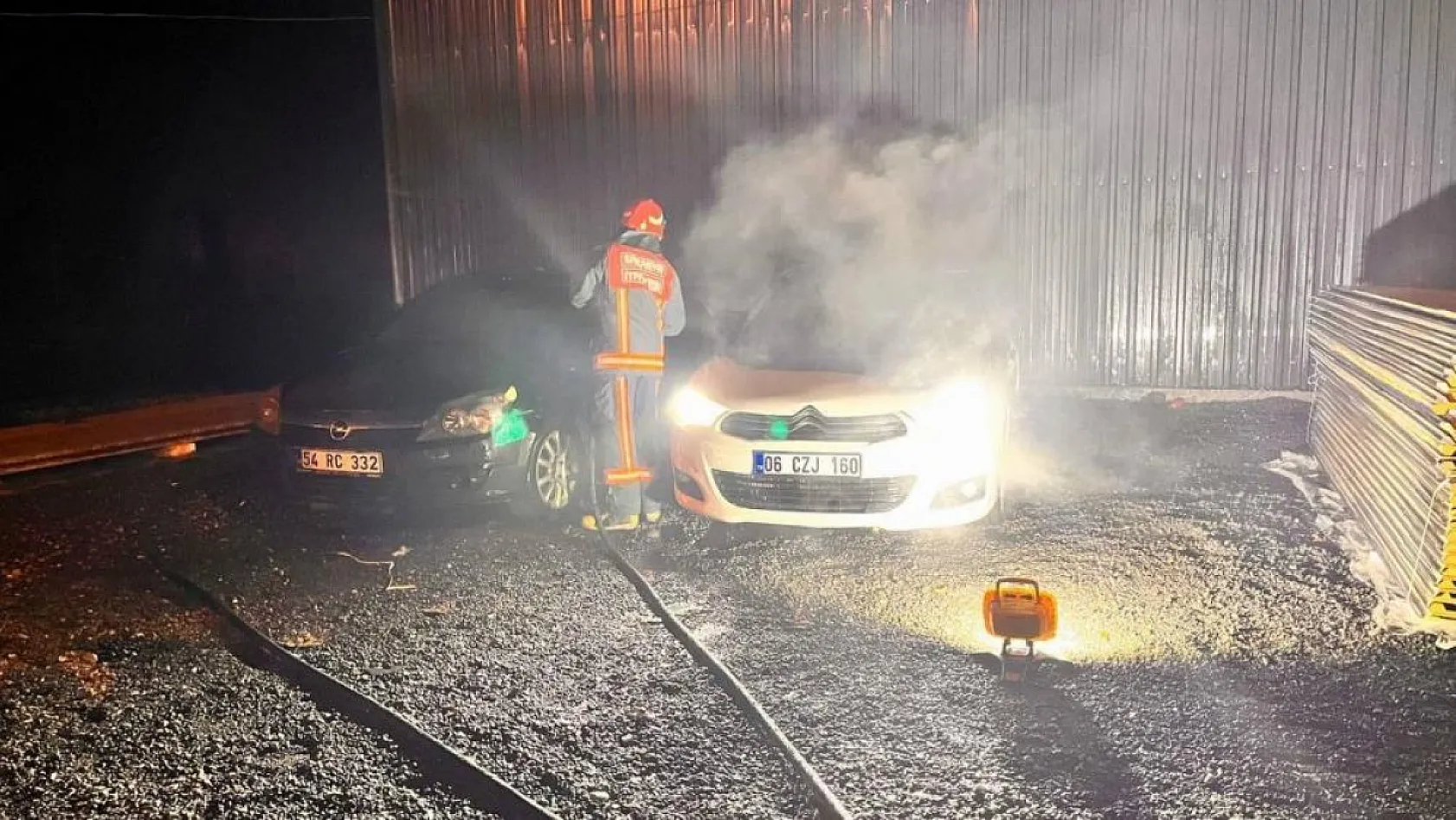Park halindeki otomobilin kontağını çevirince dehşeti yaşadı: 2 yaralı