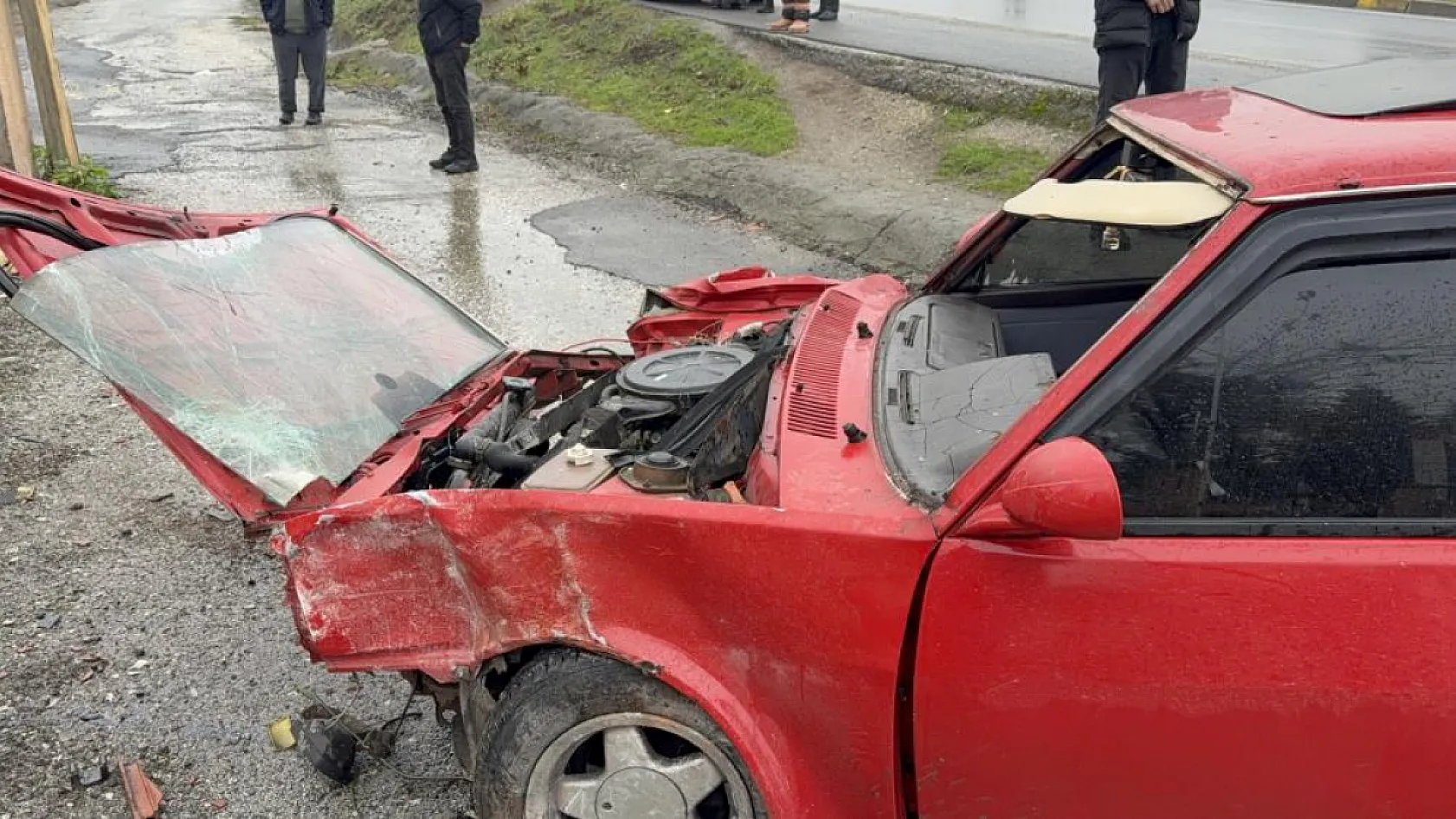 Otomobil bahçe duvarını yıktı: 5 yaralı