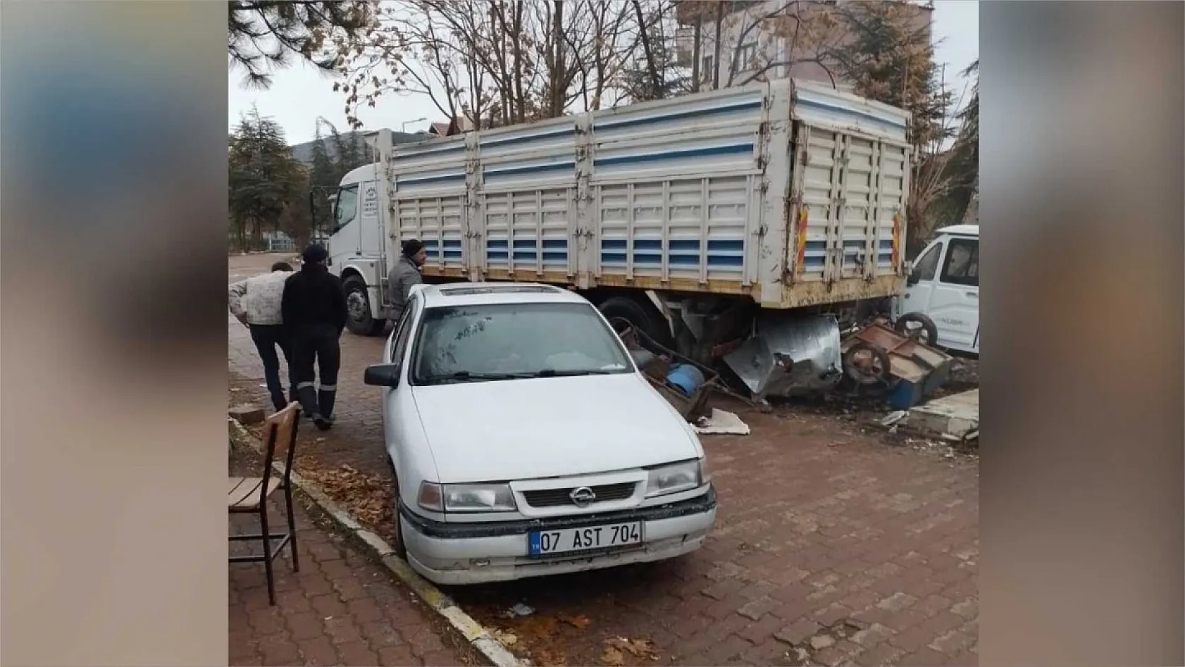 Freni boşalan kamyon ortalığı savaş alanına çevirdi