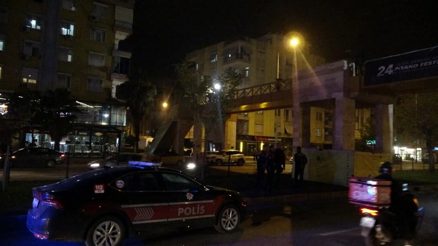 Kız arkadaşıyla tartışan genç, kendini affettirmek için üst geçide çıktı