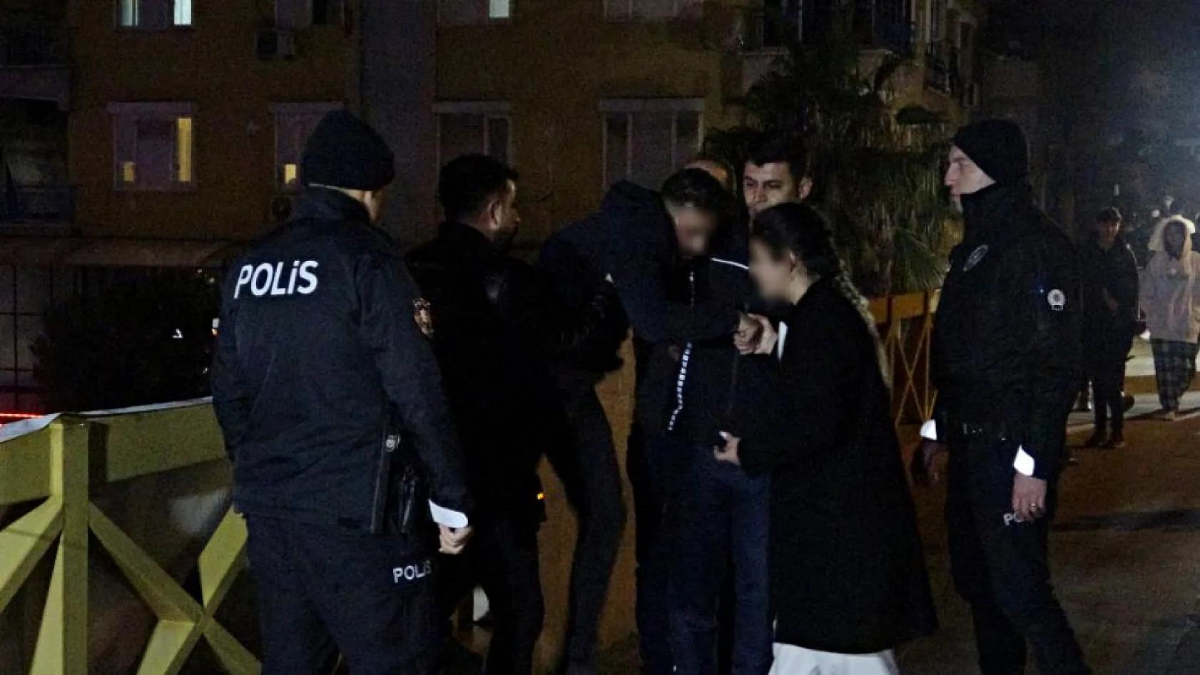 Kız arkadaşıyla tartışan genç, kendini affettirmek için üst geçide çıktı