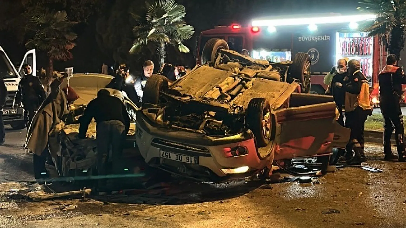 Katliam gibi kaza... İki araç kafa kafaya çarpıştı: 1 ölü, 3 ağır yaralı