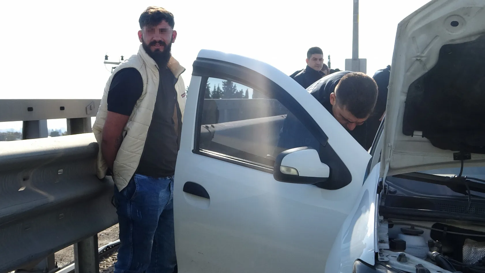 Polis ehliyetsiz sürücüyü lastiklerini patlatarak durdurdu
