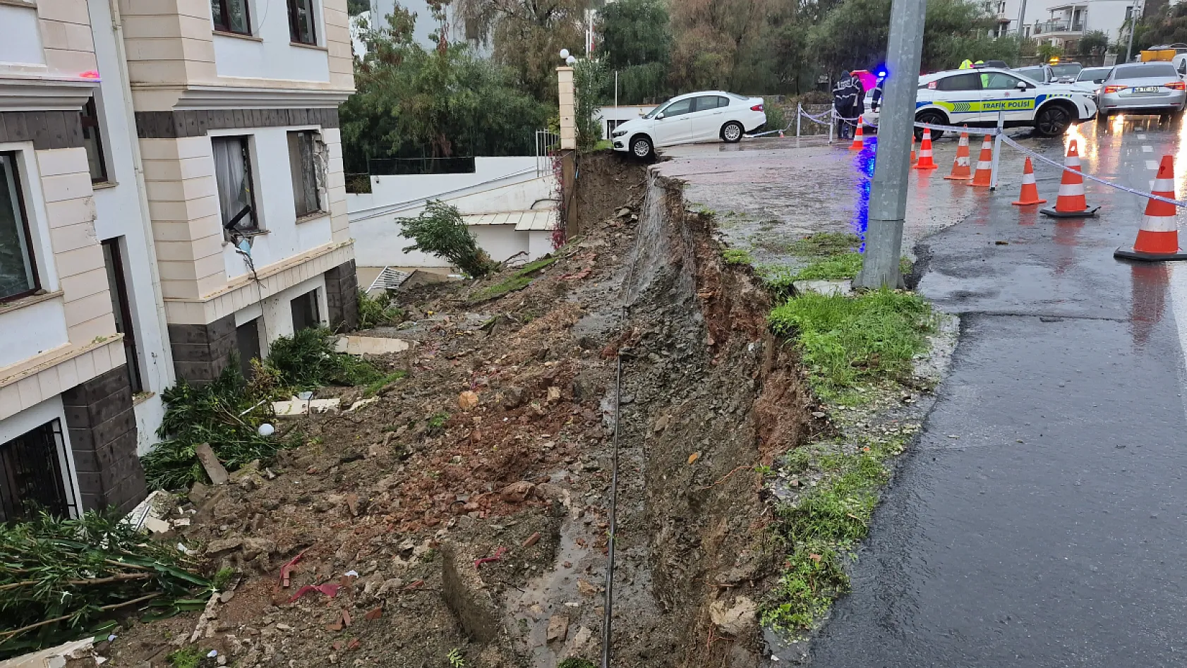 Muğla'da Duvar yıkıldı, otomobil altında kaldı