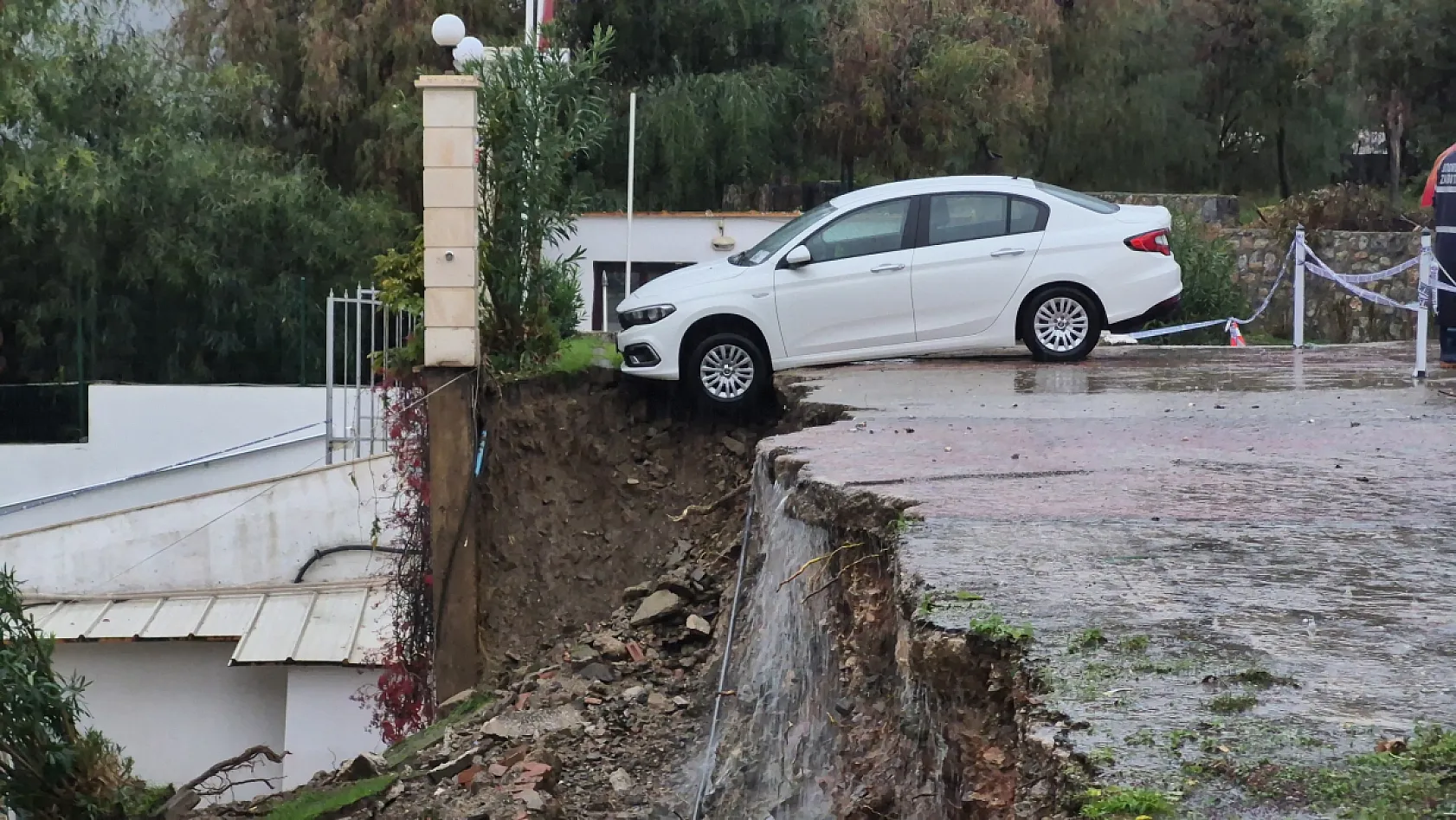 Muğla'da Duvar yıkıldı, otomobil altında kaldı