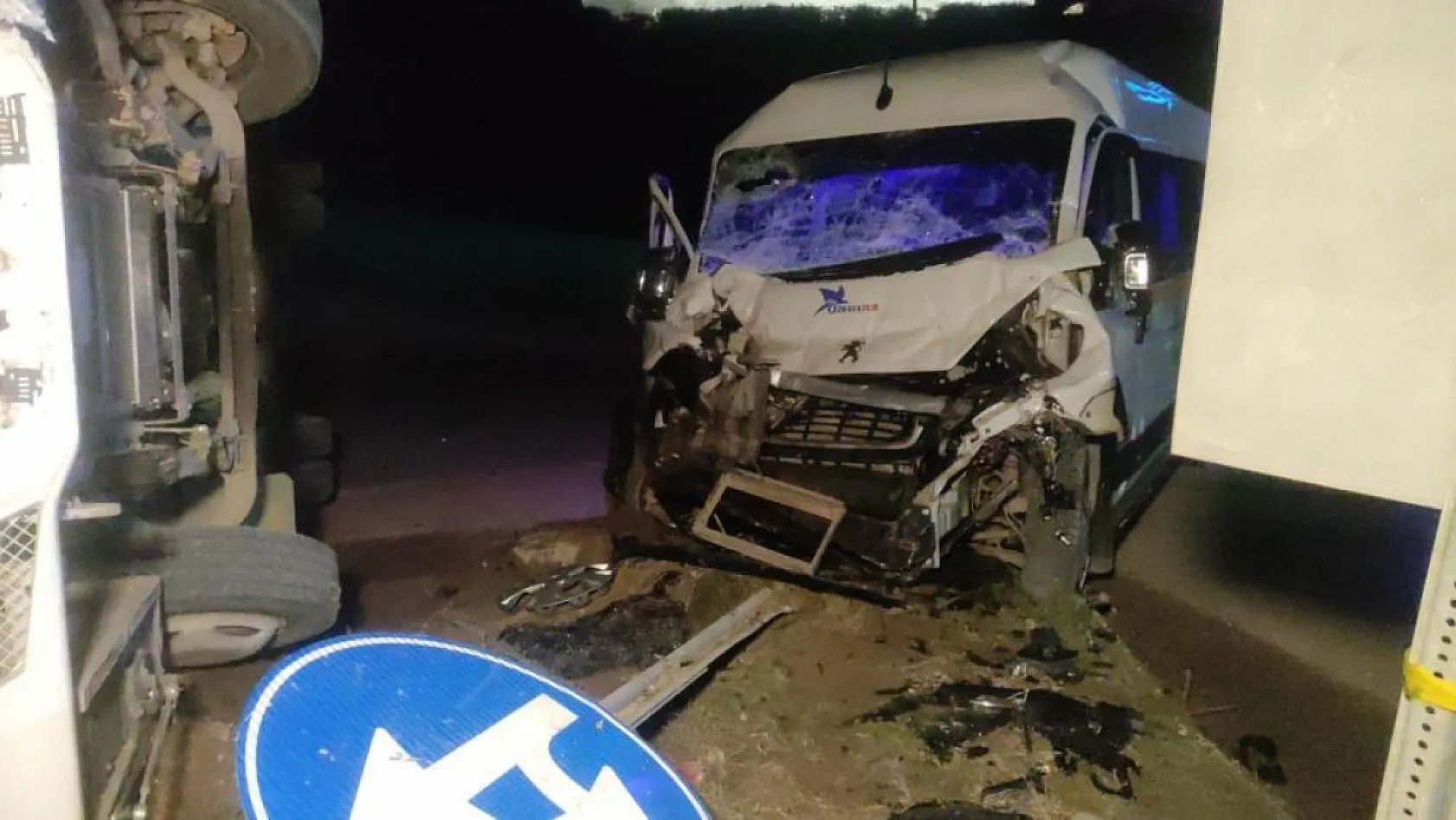 İşçi servisleri çarpıştı: 1'i ağır 20 yaralı