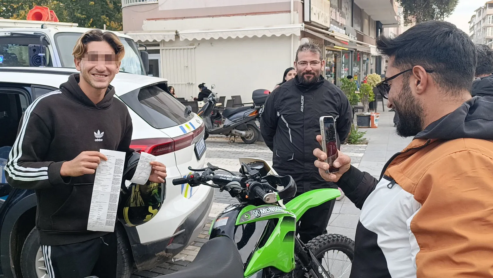 11 Yaşındaki Öğrenci Yaralandı, Motosiklet Sürücüsü Ceza Makbuzuyla Hatıra Fotoğrafı Çektirdi