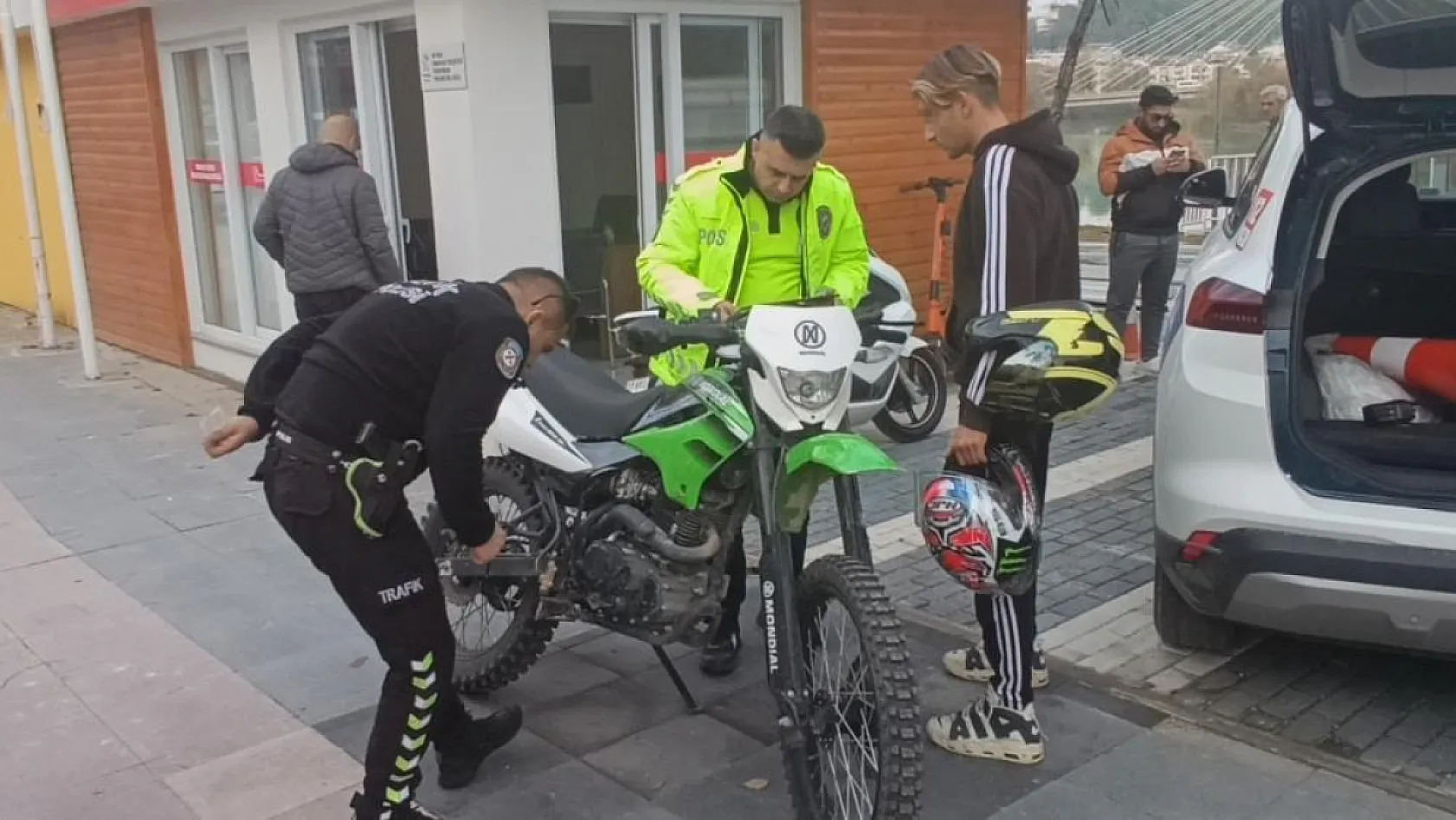 İlk kez ceza yedi, ceza makbuzuyla hatıra fotoğrafı çektirdi