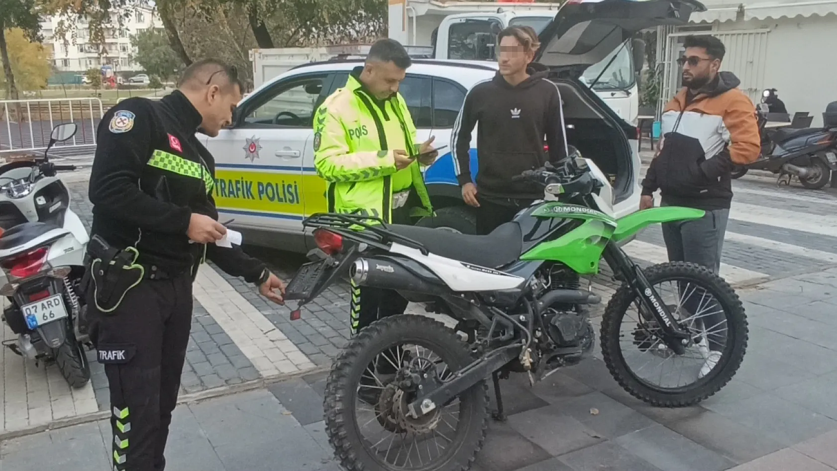 11 Yaşındaki Öğrenci Yaralandı, Motosiklet Sürücüsü Ceza Makbuzuyla Hatıra Fotoğrafı Çektirdi