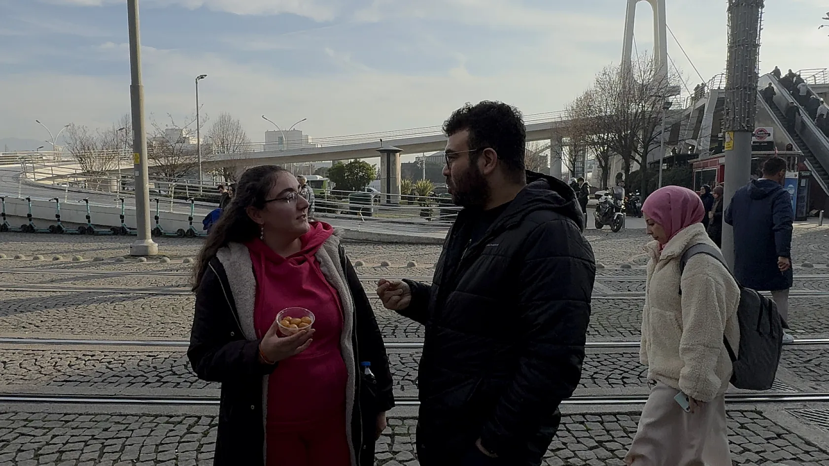 Aldığı hisseler çakılınca, patron gitsin diye lokma dağıttı