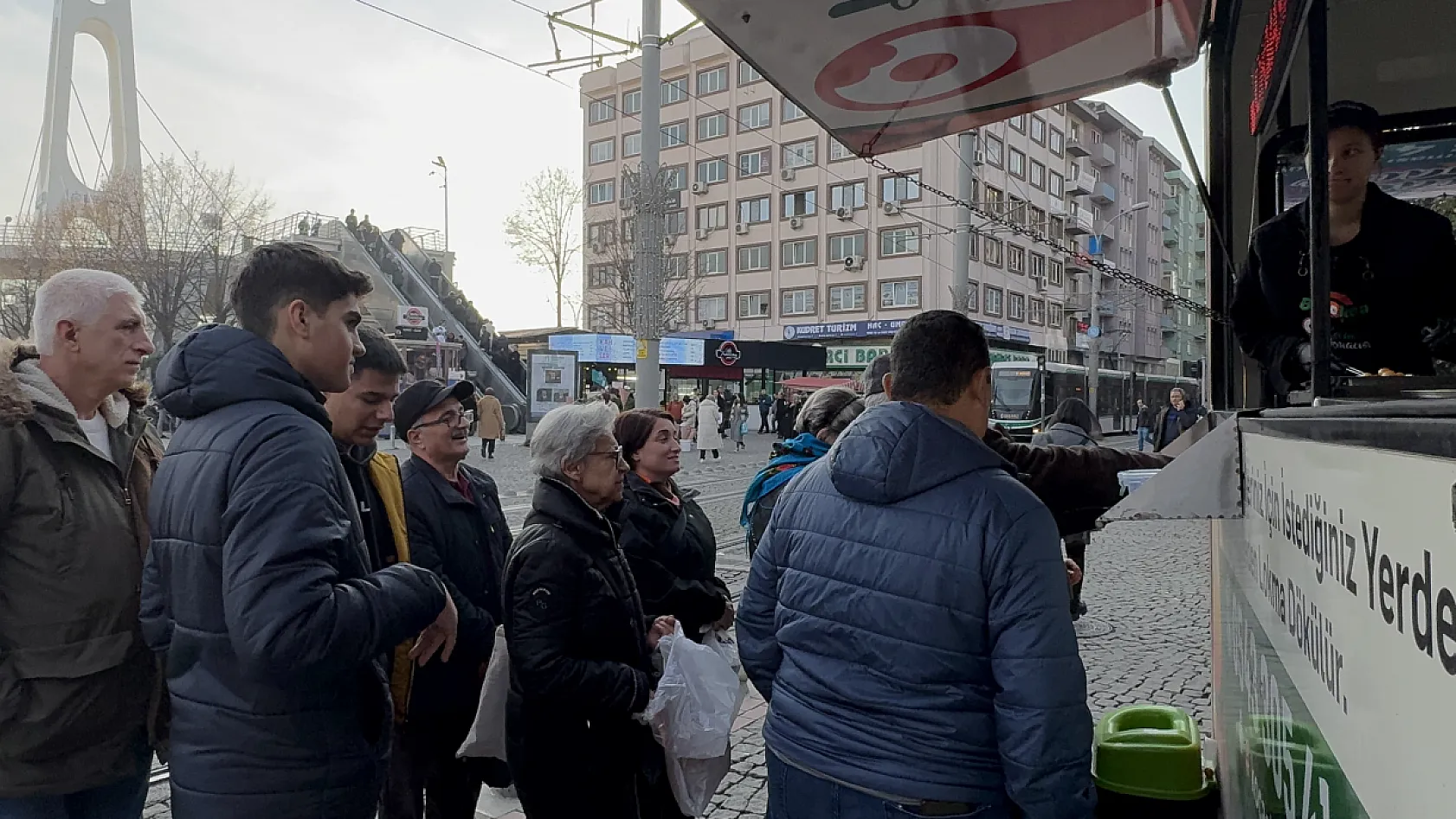 Aldığı hisseler çakılınca, patron gitsin diye lokma dağıttı