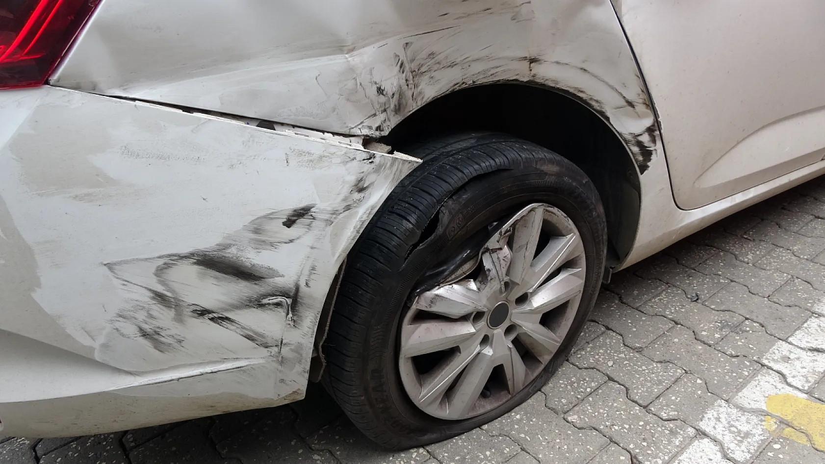 Lüks marka araç, park halindeki otomobillere çarparak durabildi