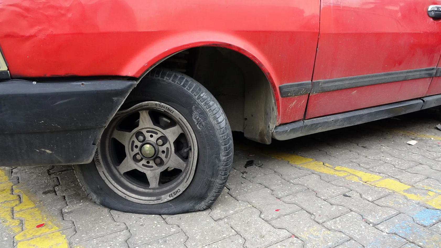 Lüks marka araç, park halindeki otomobillere çarparak durabildi