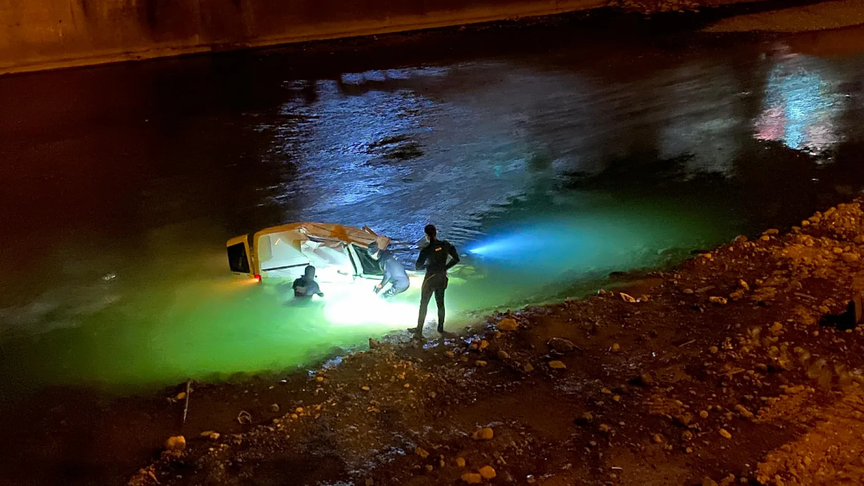 Kontrolden çıkan araç dereye uçtu: 1 ölü, 2 yaralı